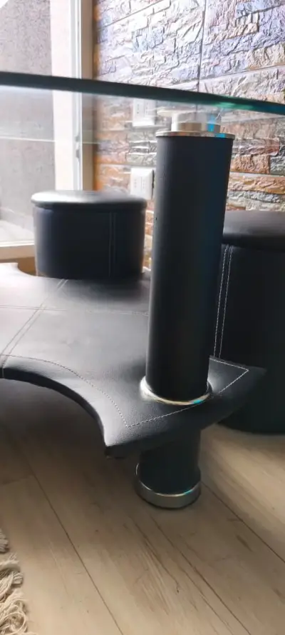 Mesa de vidrio con puff de cuerina en negro - miniatura 4