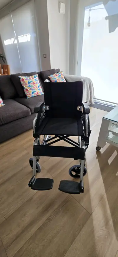 Silla de ruedas plegable en excelente estado - miniatura 1