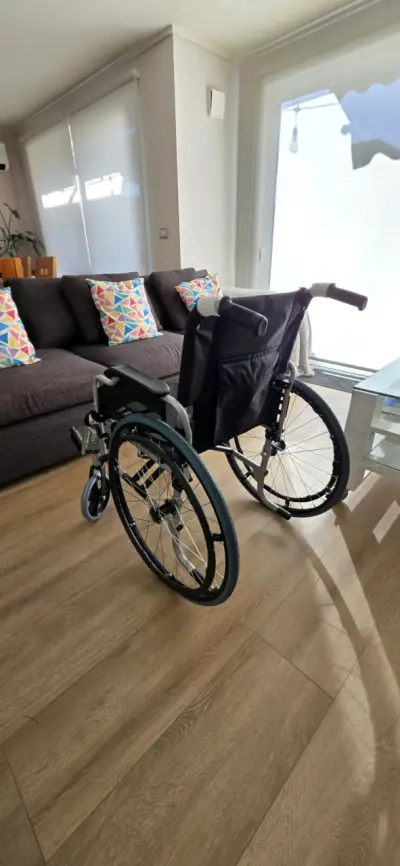 Silla de ruedas plegable en excelente estado - miniatura 2