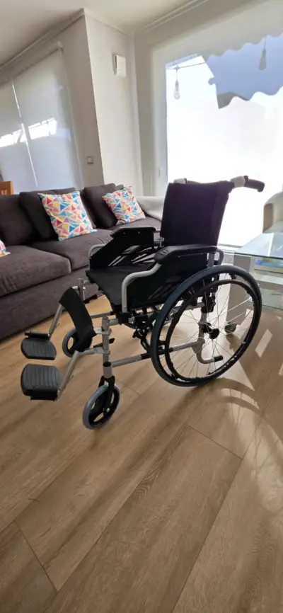 Silla de ruedas plegable en excelente estado - miniatura 3
