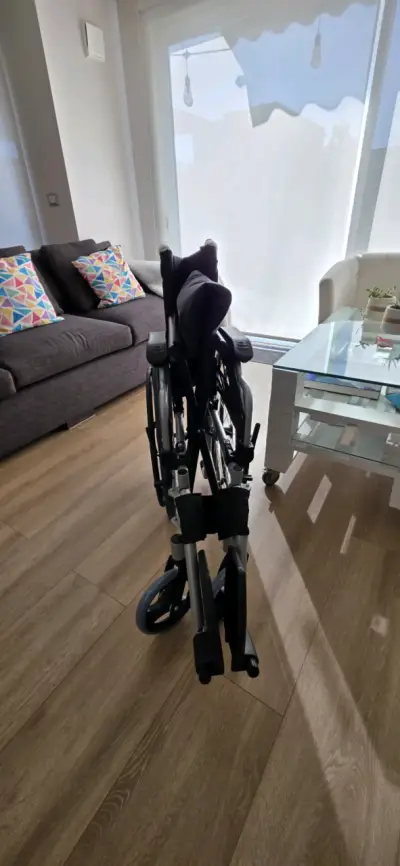 Silla de ruedas plegable en excelente estado - miniatura 5