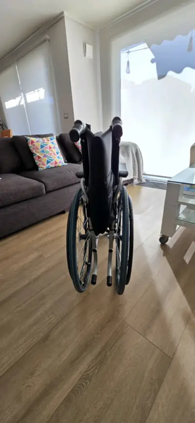 Silla de ruedas plegable en excelente estado - miniatura 6