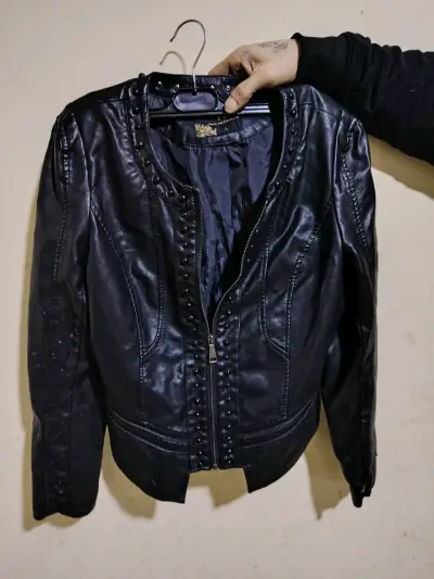 Chaqueta de cuero negra con tachas - miniatura 1
