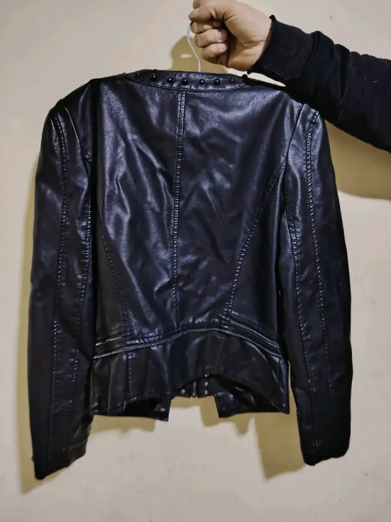 Chaqueta de cuero negra con tachas - 2