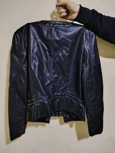 Chaqueta de cuero negra con tachas - miniatura 2
