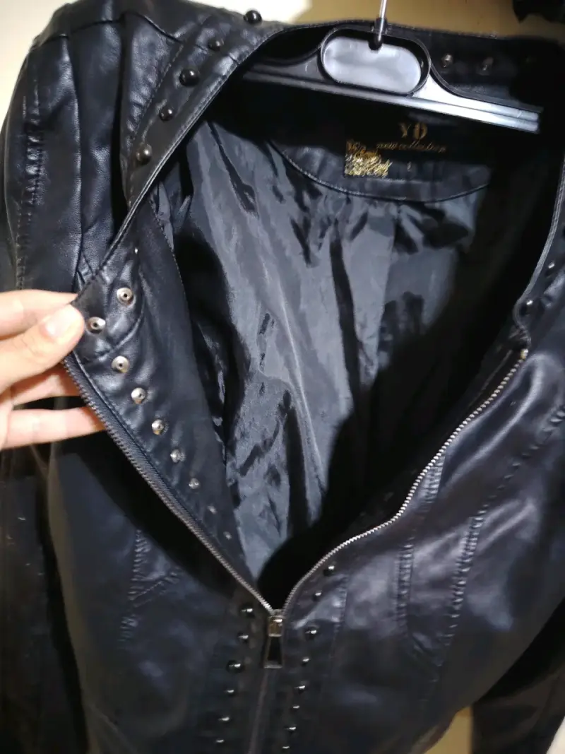 Chaqueta de cuero negra con tachas - 3