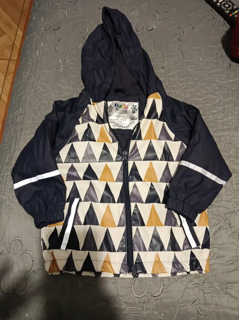 Chaqueta impermeable para niños con diseño geométrico