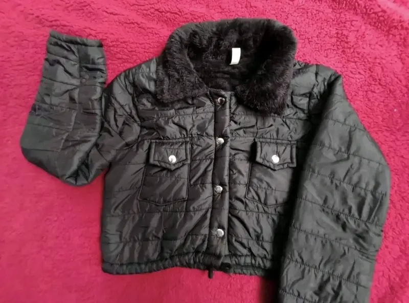 Chaqueta acolchada negra con cuello de piel sintética
