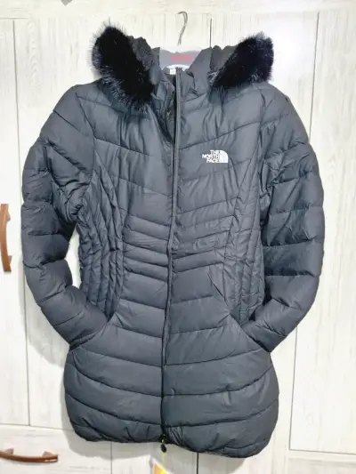 Chaqueta acolchada negra The North Face con capucha - miniatura 1