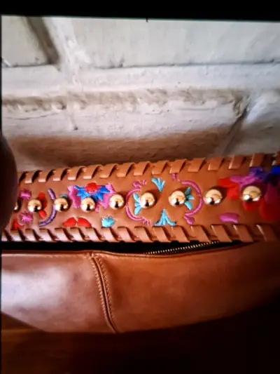 Bolso de cuero marrón con correa bordada - miniatura 2