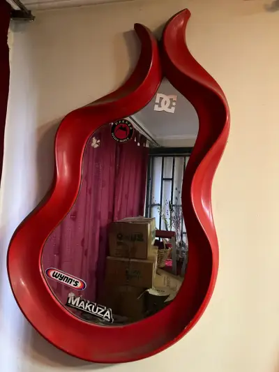 Espejo decorativo rojo con diseño de llamas - miniatura 1