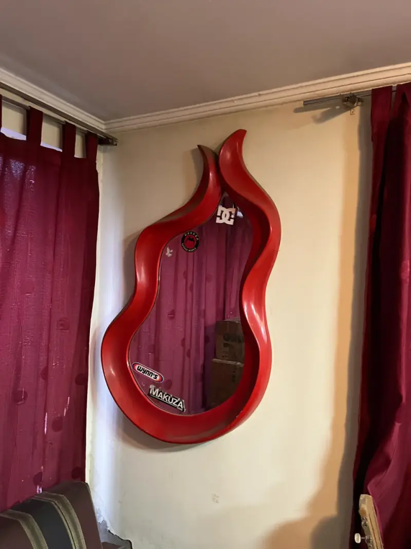 Espejo decorativo rojo con diseño de llamas - 2