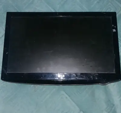Monitor LG de 22 pulgadas en buen estado - miniatura 1