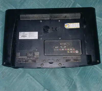 Monitor LG de 22 pulgadas en buen estado - miniatura 2