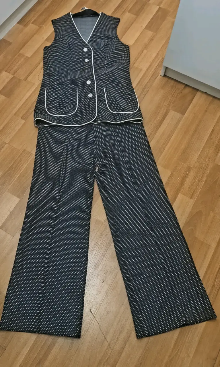 Conjunto de pantalón y chaleco de vestir a lunares