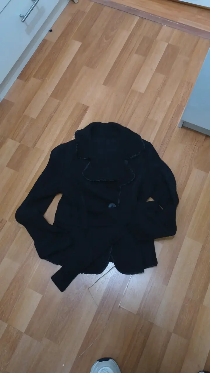 Abrigo negro elegante para mujer