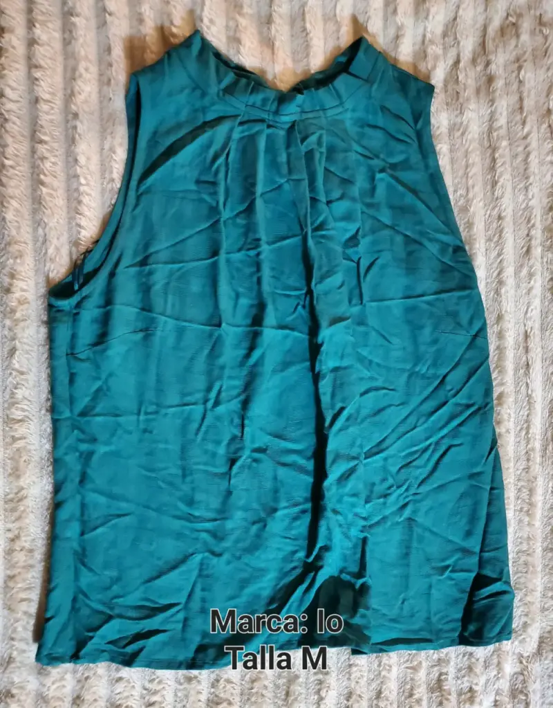 Blusa sin mangas verde marca Io talla M