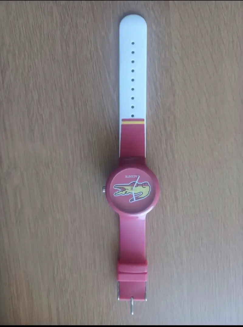 Reloj Lacoste rojo con diseño de cocodrilo