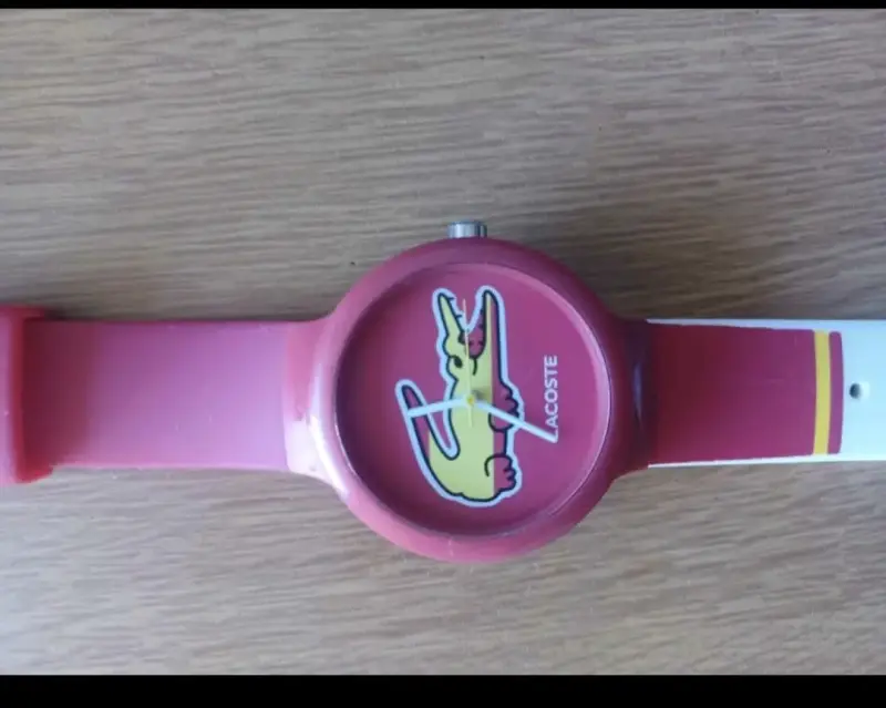 Reloj Lacoste rojo con diseño de cocodrilo - 3