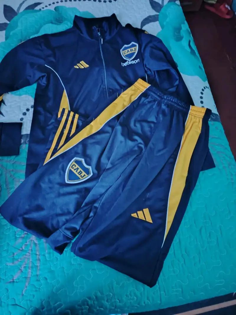 Conjunto deportivo CABJ azul y amarillo