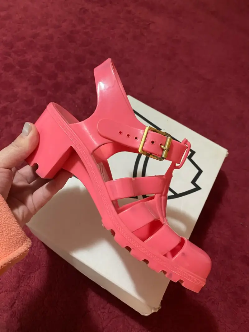 Sandalias rosadas de tacón alto con hebilla - 1