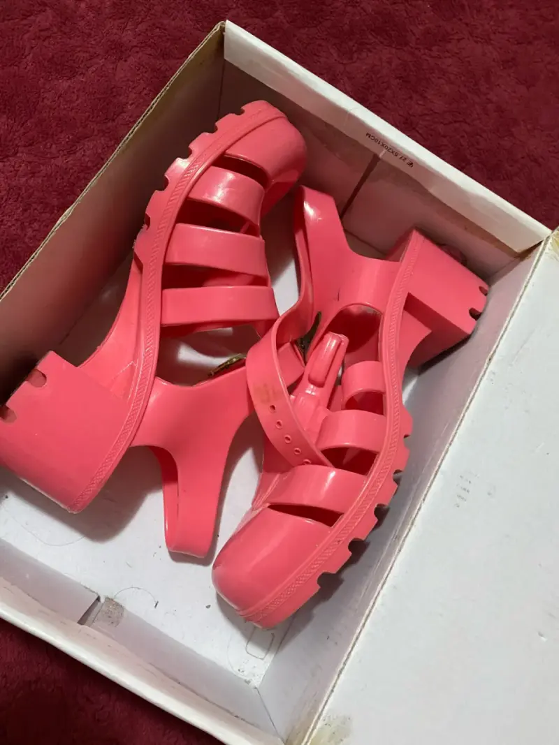 Sandalias rosadas de tacón alto con hebilla - 2