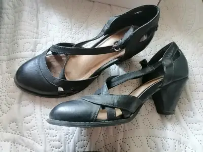 Zapatos de tacón negro para mujer en buen estado - miniatura 2