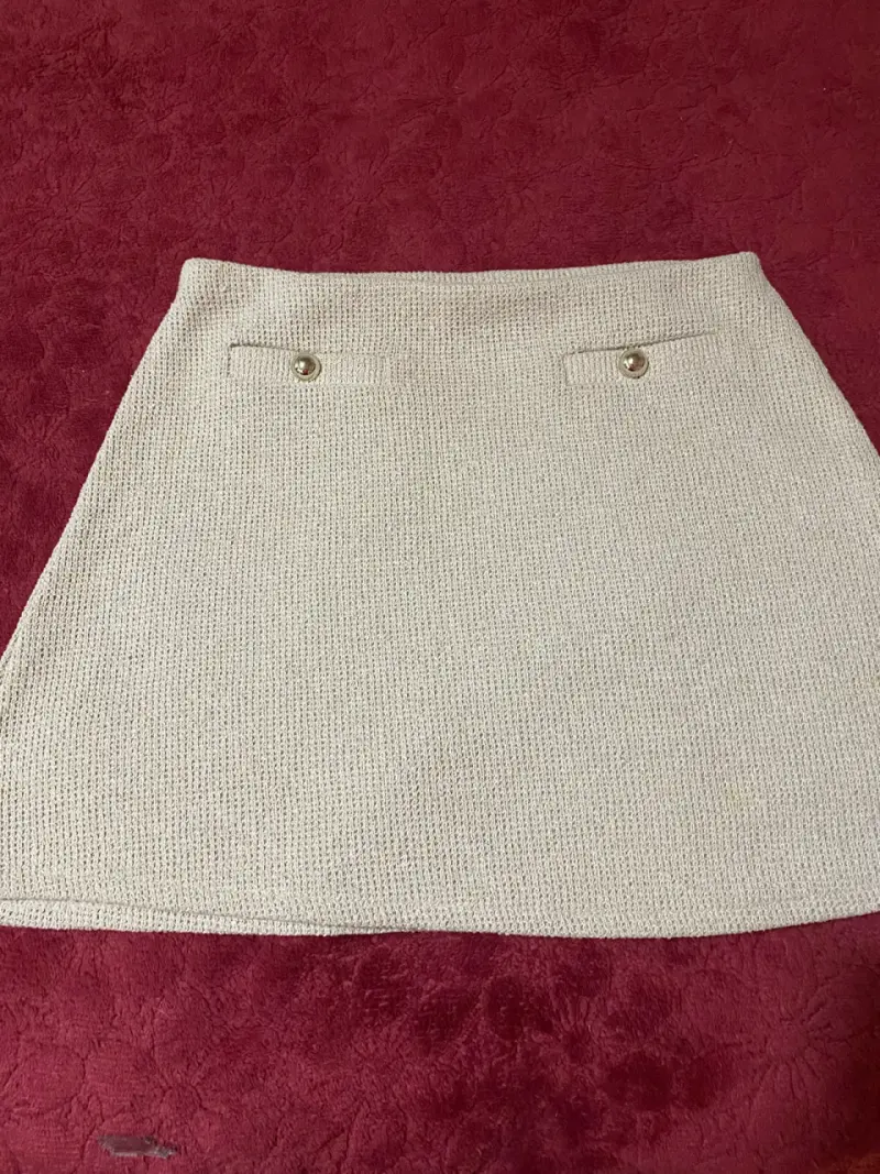 Falda beige de punto con botones decorativos - 1