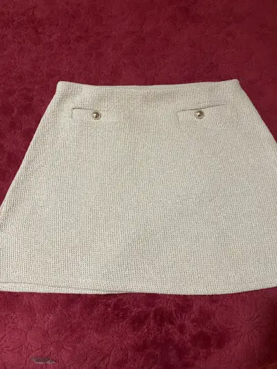 Falda beige de punto con botones decorativos - miniatura 1