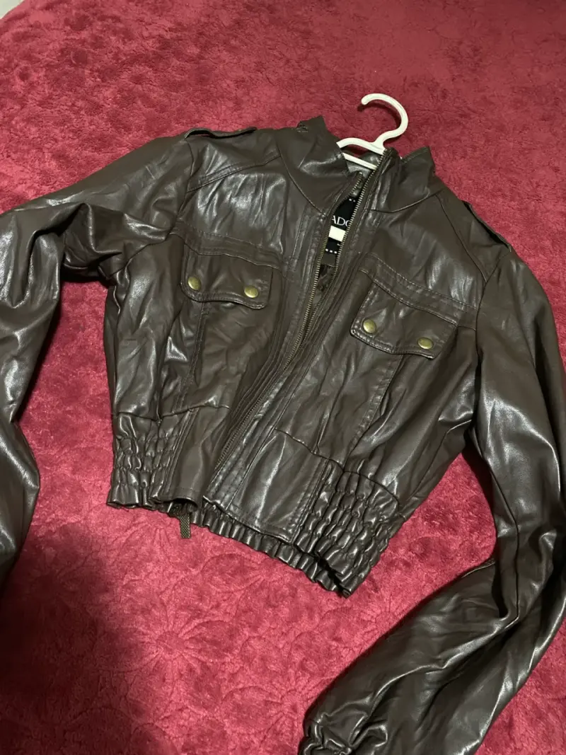 Chaqueta de cuero marrón para mujer