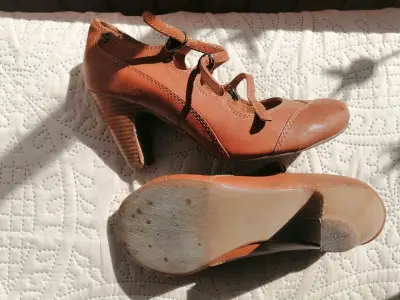 Zapatos color marrón con tacón - miniatura 1