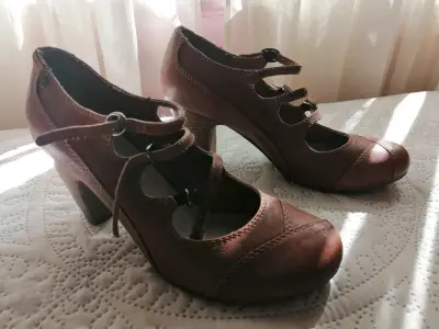 Zapatos color marrón con tacón - miniatura 3