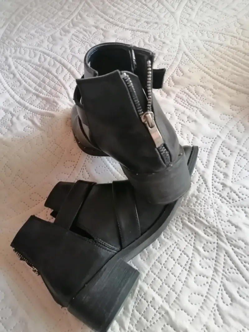 Botines negros de cuero con cierre lateral - 1