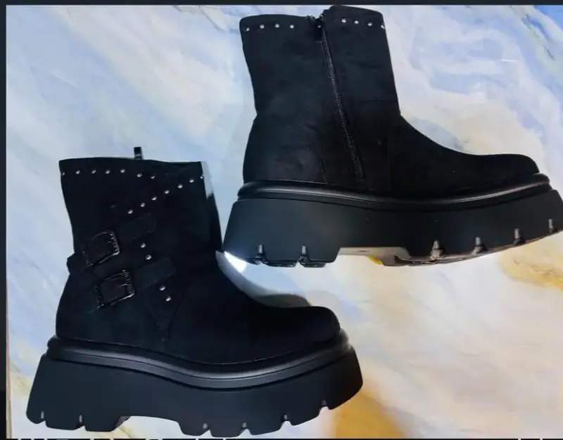 Botines negros con plataforma y hebillas