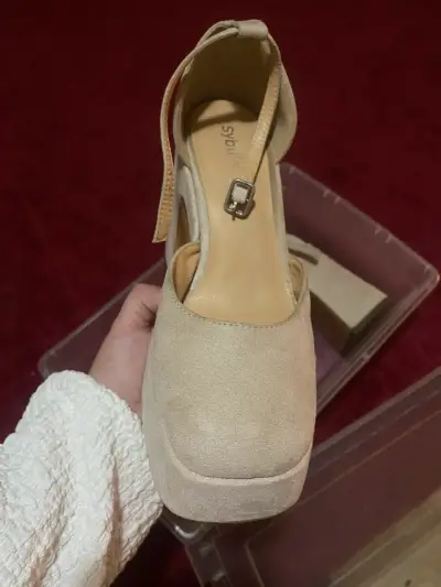 Zapatos de tacón alto beige con plataforma - miniatura 1