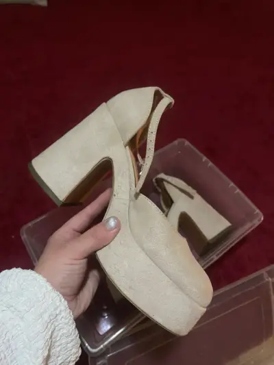 Zapatos de tacón alto beige con plataforma - miniatura 2
