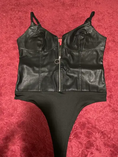 Body de cuero negro Guess con cierre frontal - miniatura 2