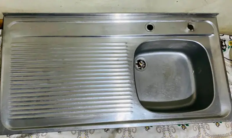 Fregadero de acero inoxidable con escurridor