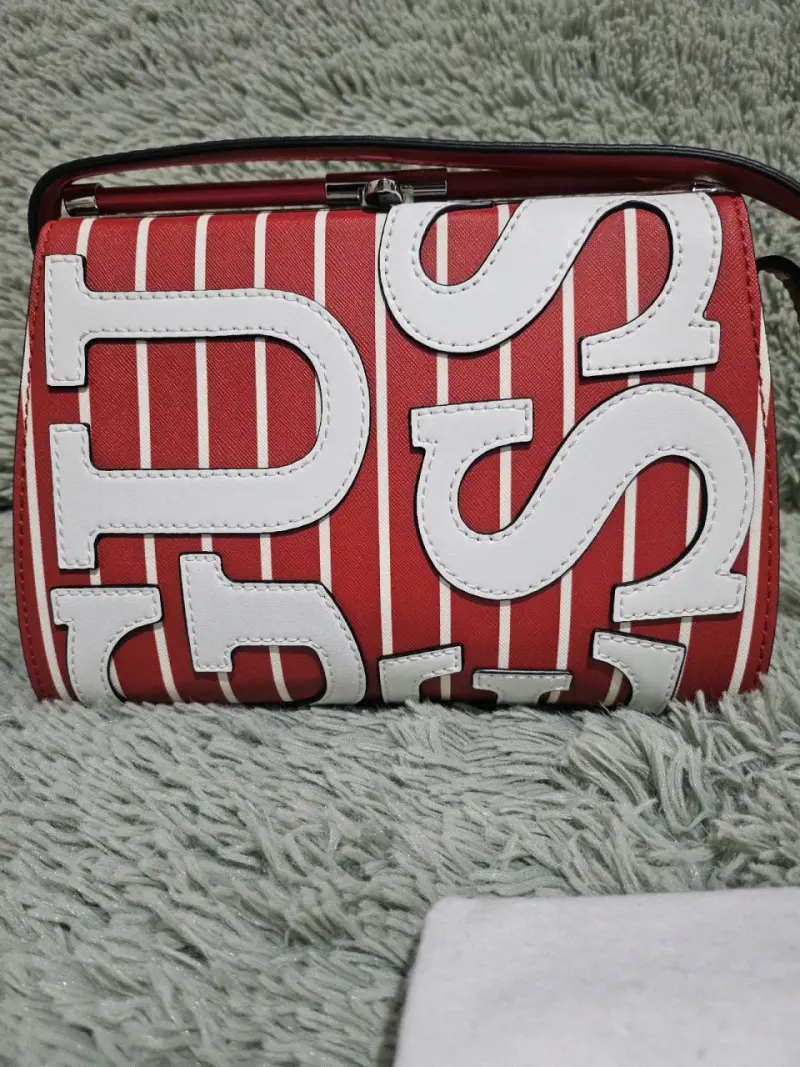 Cartera roja con diseño de letras GUESS
