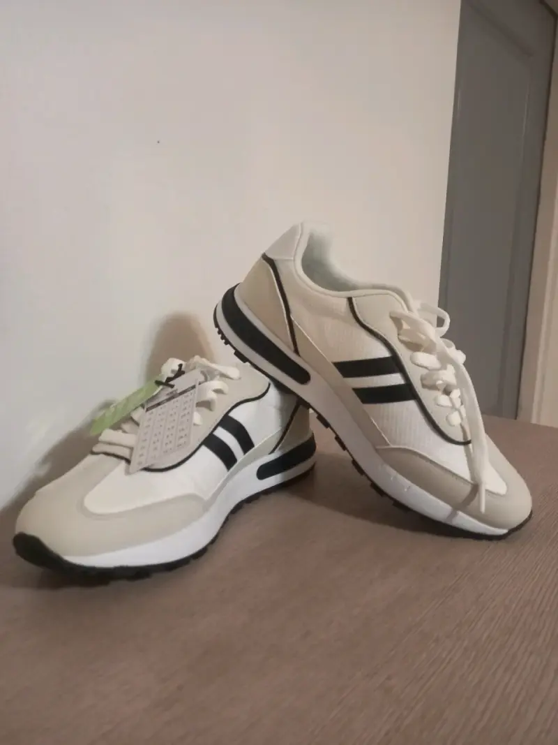 Zapatillas deportivas blancas con rayas negras - 1