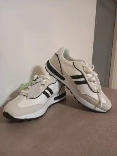 Zapatillas deportivas blancas con rayas negras - miniatura 1