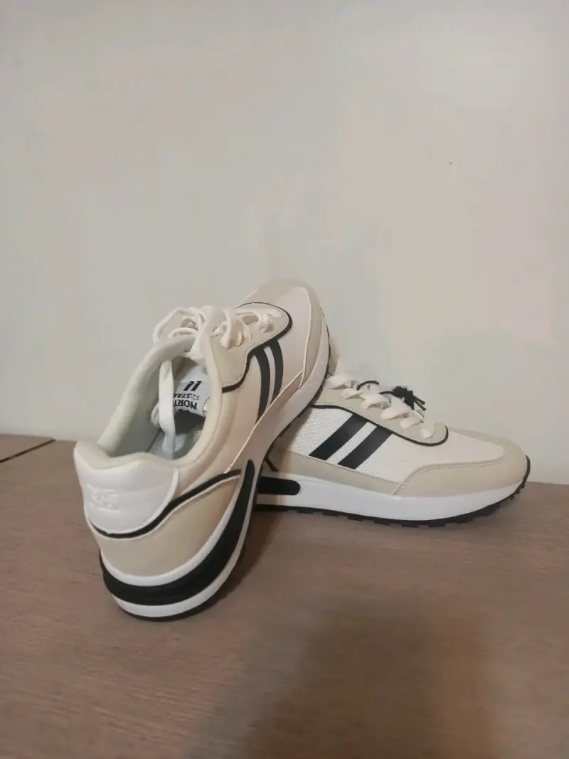 Zapatillas deportivas blancas con rayas negras - 2