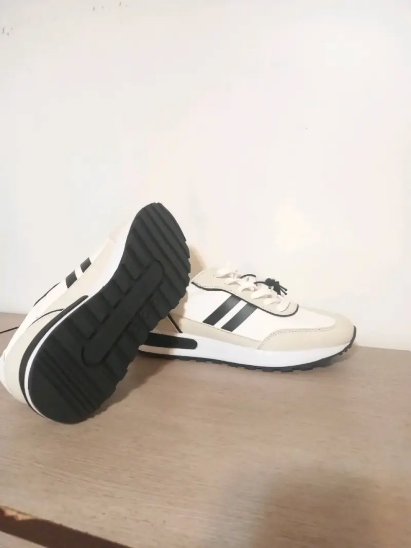 Zapatillas deportivas blancas con rayas negras - 3