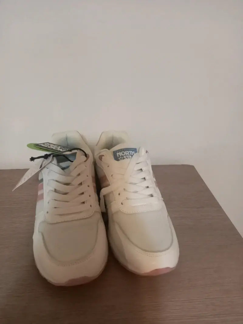Zapatillas deportivas North Star blancas con detalles rosados - 2