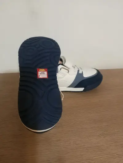Zapatillas deportivas blancas con velcro para niños - miniatura 3