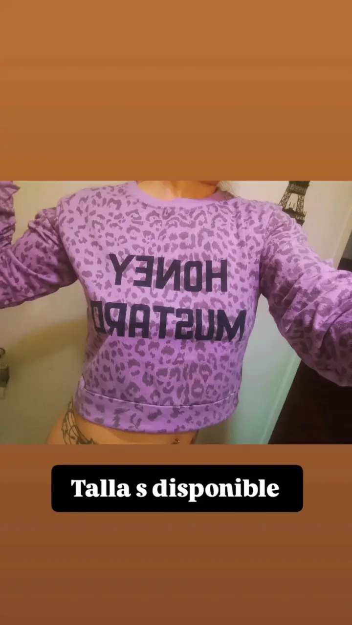 Polerón morado con estampado de leopardo