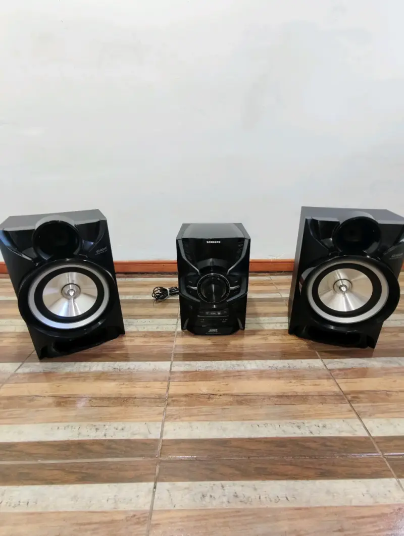 Minicomponente Samsung GIGA Sound Blast modelo MX- - 1