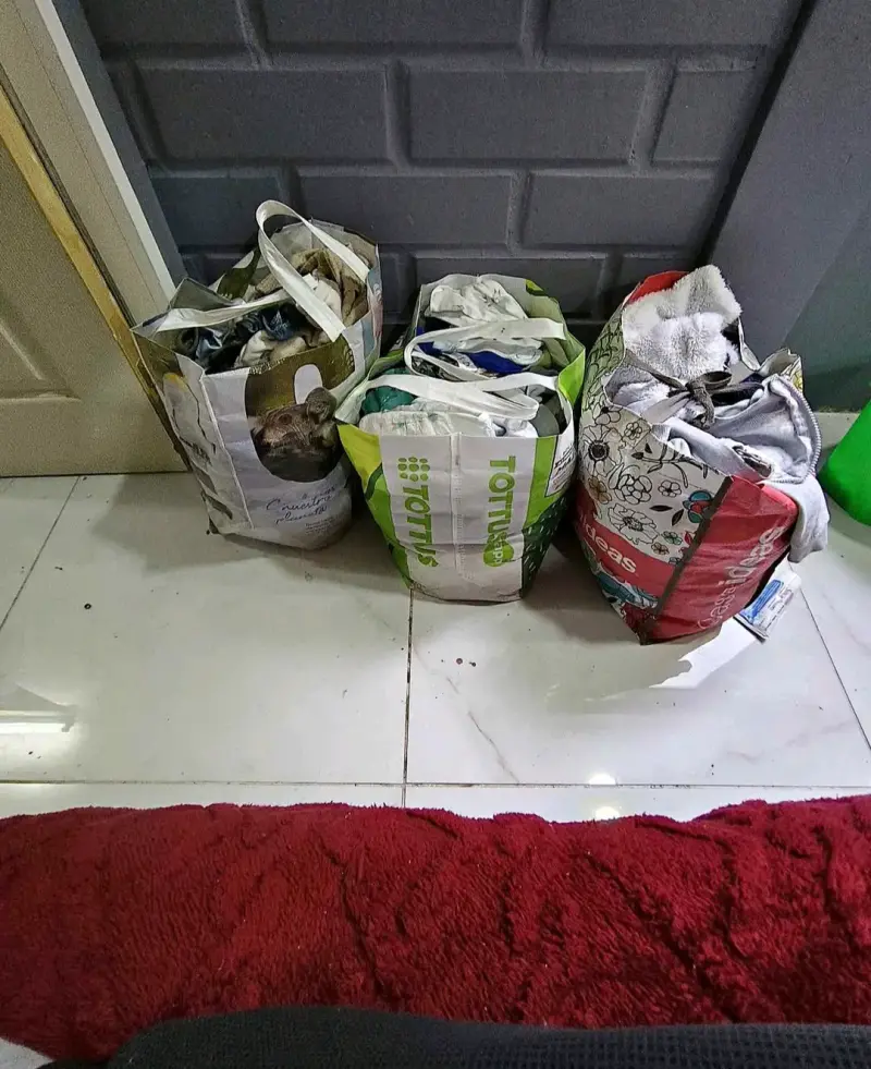 Lote de ropa usada variada en bolsas - 1