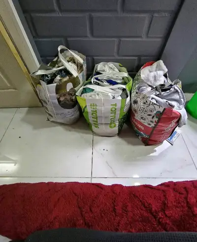 Lote de ropa usada variada en bolsas - miniatura 1