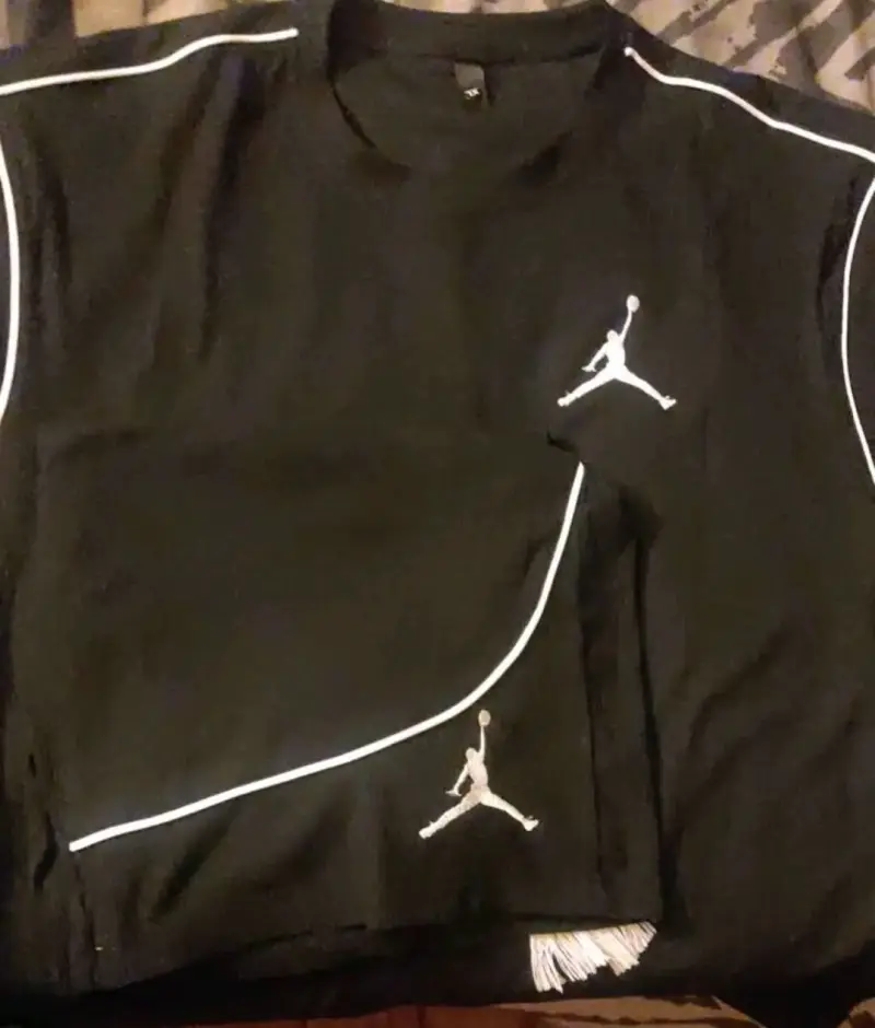 Conjunto deportivo negro con logo Jordan